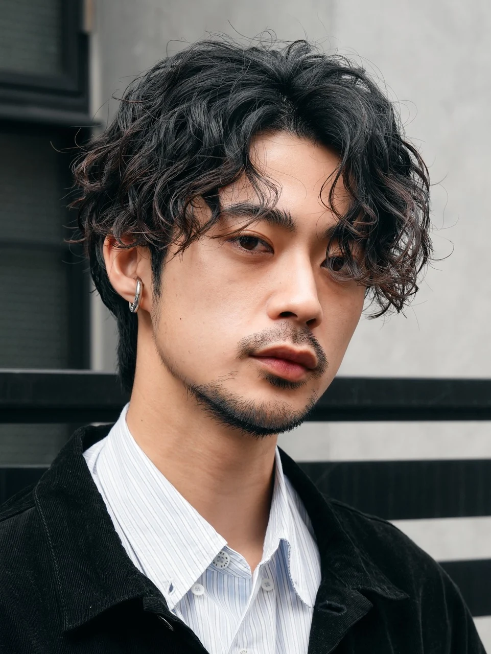 無造作なカールとセンターパートを合わせたfifthのメンズヘアスタイル